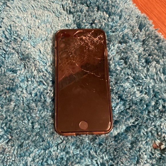Cracked iPhone SE - Picture 4 of 9